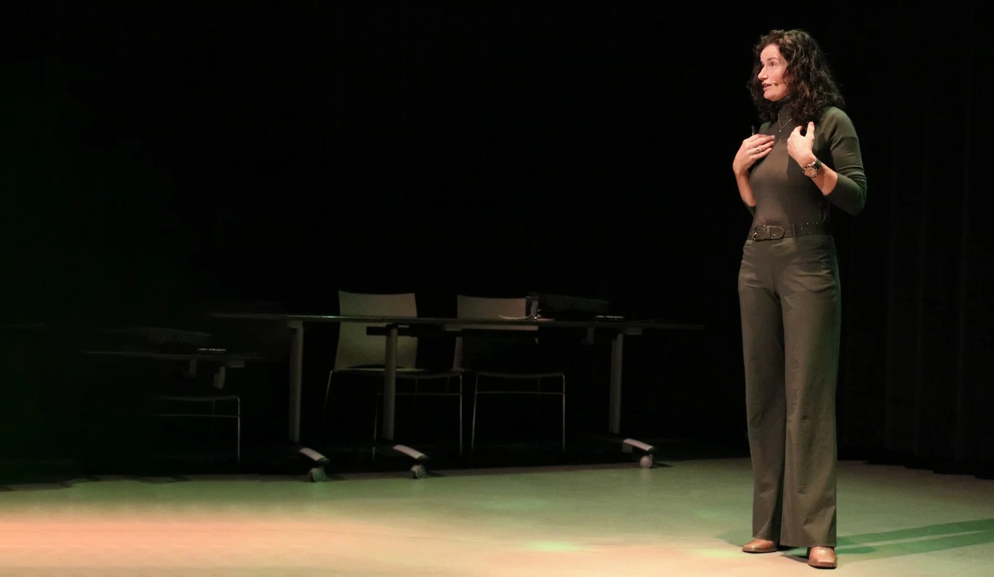 boerin Agnes spreekt zaal toe